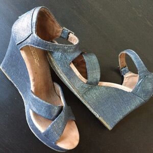 TOM’S Strappy Wedge in Metallic Linen, Size 7.5